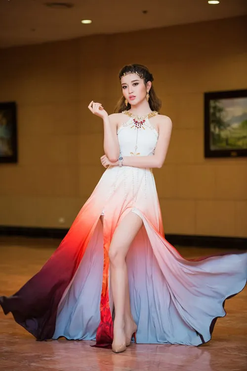 Những bộ đầm lộng lẫy, hút hồn nhất showbiz của Á hậu Huyền My