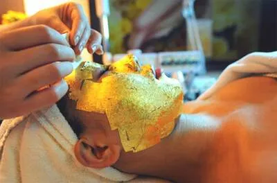 đắp mặt nạ vàng