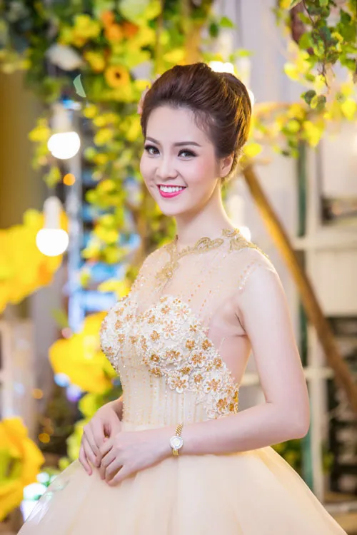 Minh Hằng 'chất chơi' với style cá tính, Đan Lê diện soiree trắng