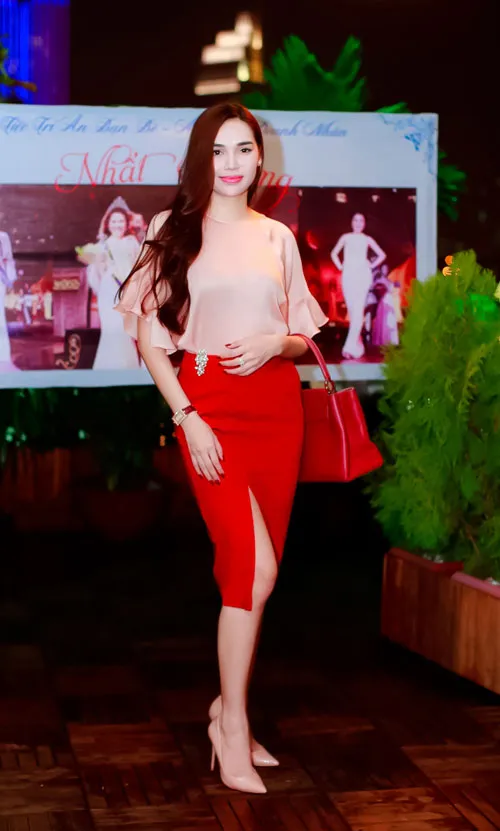 Minh Hằng 'chất chơi' với style cá tính, Đan Lê diện soiree trắng