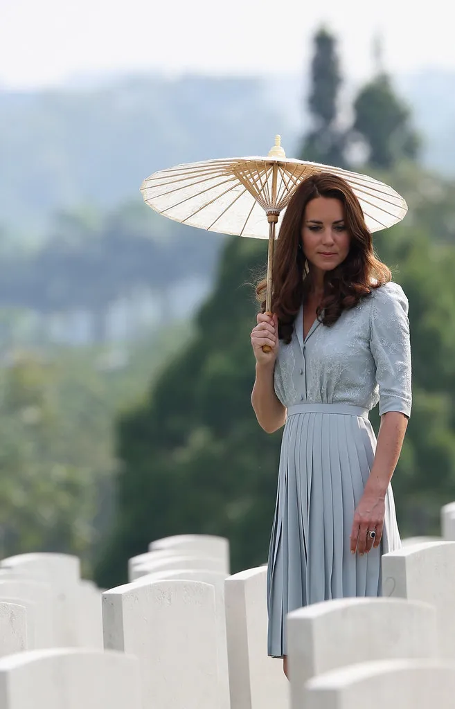 Chọn đồ thanh lịch đến công sở đẹp như công nương Kate Middleton