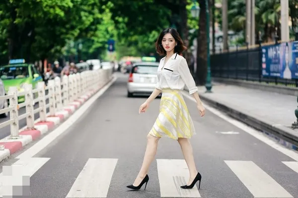 Quý cô 2 miền khoe đủ street style từ bay bổng tới cá tính