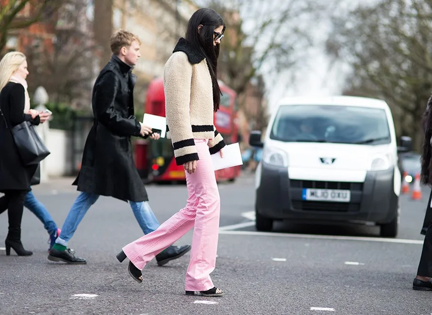 Street style thu đông phong cách với mốt quần ống loe