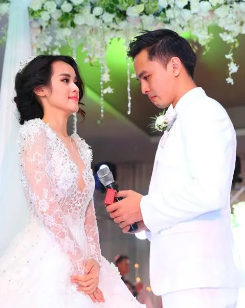 Tú Vi-Văn Anh đi tăng hai cùng bạn bè dù mệt nhoài sau đám cưới