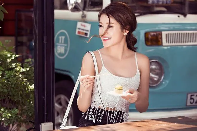 Style đời thường cuốn hút của Á hậu Huyền My