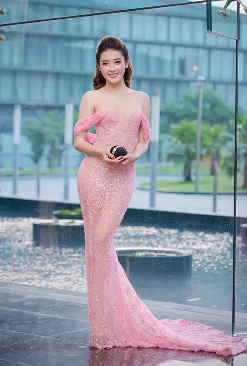 Tứ đại mỹ nhân mặc đẹp, quyến rũ nhất showbiz Việt năm 2015