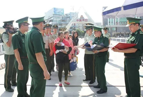 Giải cứu cháu bé bị cậu bán sang TQ... lấy tiền ăn nhậu - 2