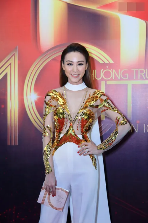 Phạm Hương, Diễm My 9x lộng lẫy khoe sắc trên thảm đỏ HTV Award