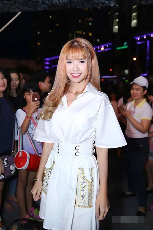 Style sao 24/6: Khởi My ăn mặc diêm dúa, Thu Vũ gợi cảm sexy