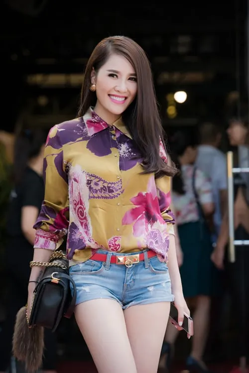 Style sao 24/6: Khởi My ăn mặc diêm dúa, Thu Vũ gợi cảm sexy