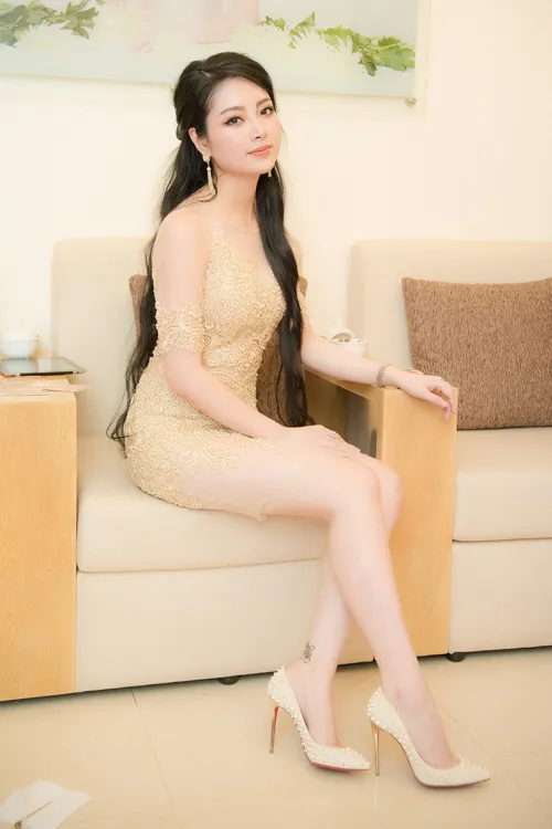 Style sao 27/6: Diệu Ngọc trẻ trung cuốn hút, Kim Tuyến sexy