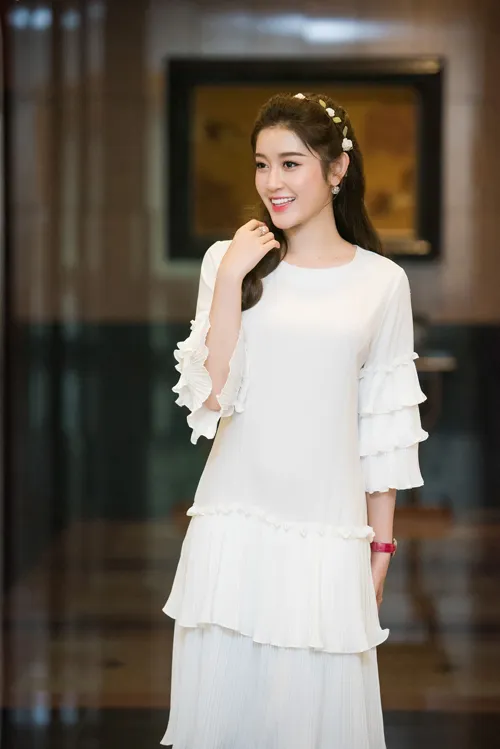 Style sao 27/6: Diệu Ngọc trẻ trung cuốn hút, Kim Tuyến sexy