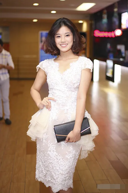 Style sao Việt 14/5: Hà Hồ quyến rũ, Linh Nga dịu dàng tiều thư