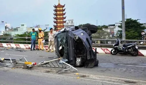 Xế hộp tông xe máy, lật trên đại lộ, 3 người nhập viện