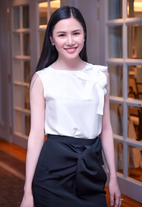 Style sao 24/8: Thanh Hằng khoe chân dài, Phạm Hương thanh lịch