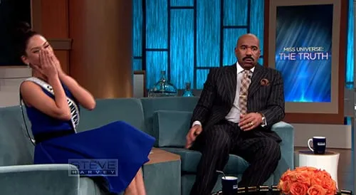 MC Steve Harvey khóc lóc cầu xin tha thứ khi gặp Hoa hậu Colombia