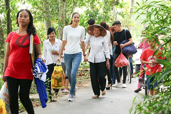 Hoa hậu Phạm Hương  giản dị đi từ thiện phát quà 