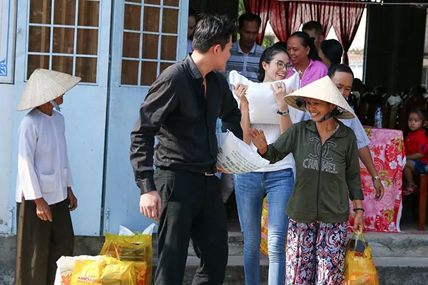Hoa hậu Phạm Hương  giản dị đi từ thiện phát quà 