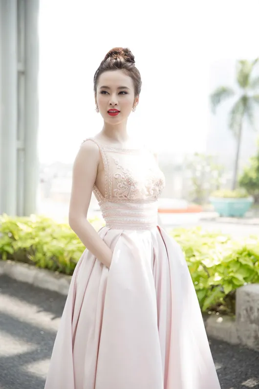 Angela Phương Trinh cuốn hút với đầm công chúa xuyên thấu 