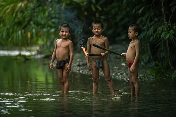 Khám phá bộ lạc sống biệt lập hoàn toàn với cuộc sống hiện đại