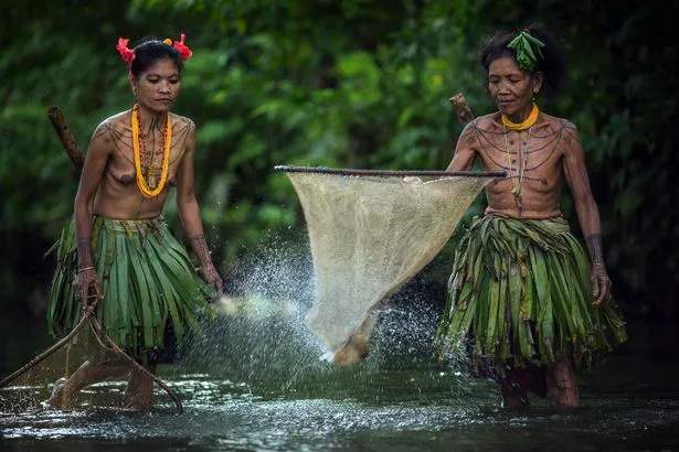 Khám phá bộ lạc sống biệt lập hoàn toàn với cuộc sống hiện đại