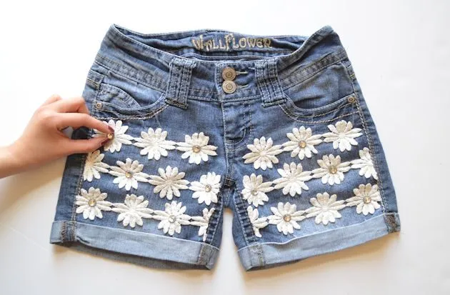 Hô biến quần short jean cũ thành quần mới sành điệu trong tích tắc