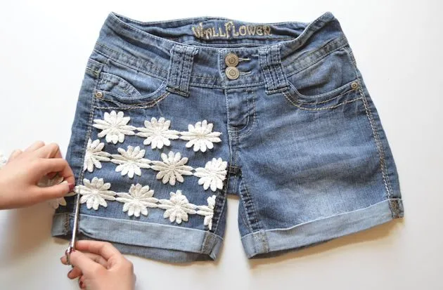 Hô biến quần short jean cũ thành quần mới sành điệu trong tích tắc