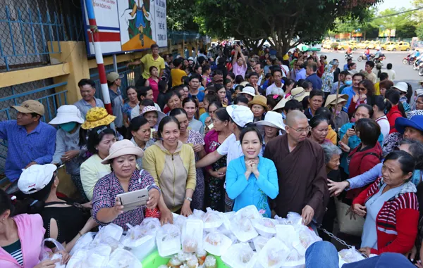 Vbiz 10/3: Trấn Thành bị 