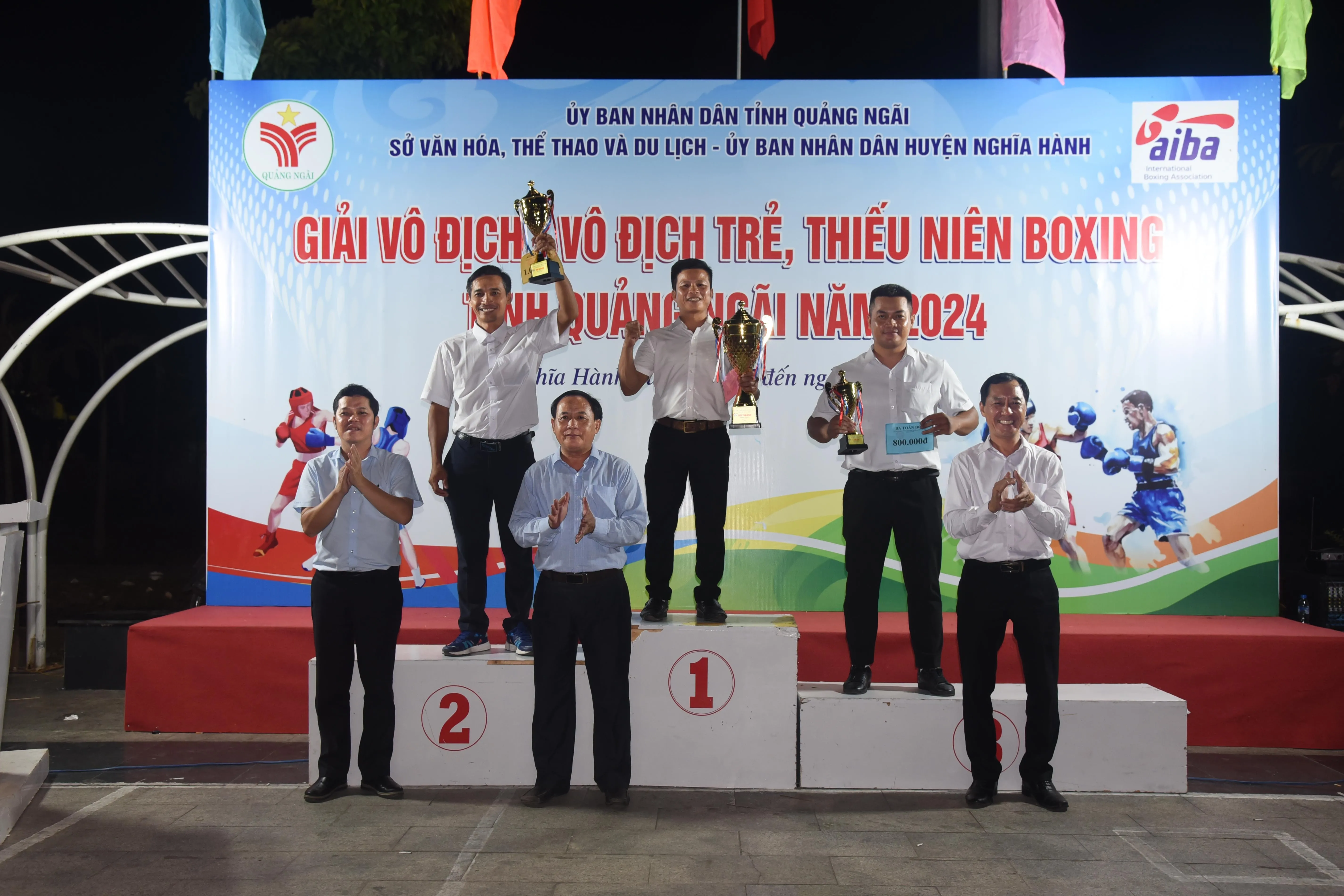 dsc-9687a-trao-cup-cho-cac-clb-doat-nhat-nhi-ba-toan-doan-lua-tuoi-vo-dich-1715602934.jpg