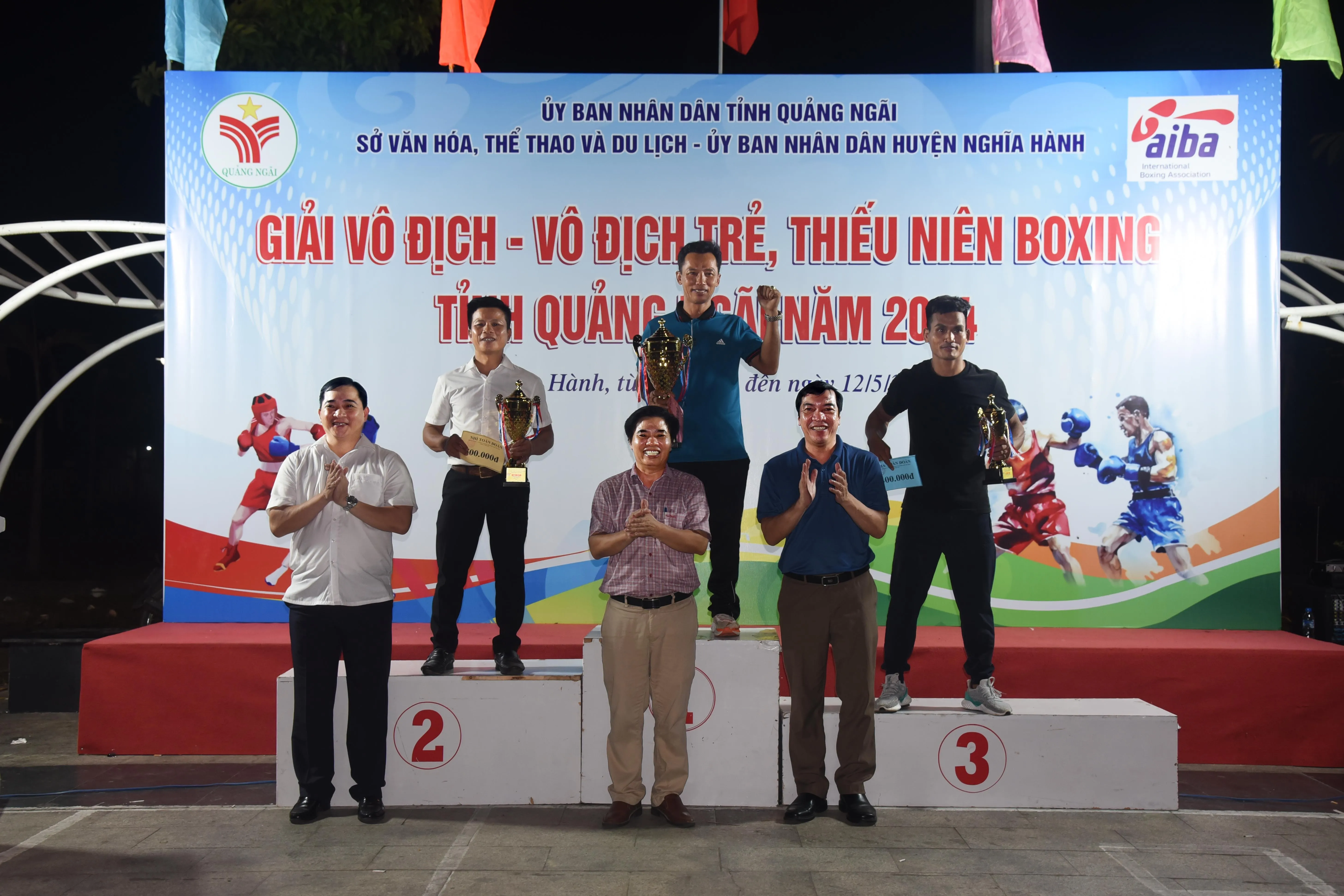 dsc-9685-trao-cup-nhat-nhi-ba-toan-doan-cho-cac-clb-lua-tuoi-vo-dich-tre-thieu-nien-1715602934.jpg