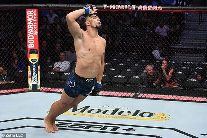 Chiáº¿n binh UFC háº¡ knock-out 36 giÃ¢y: Än má»«ng ngá» ngáº©n, háº­u quáº£ Äau thÆ°Æ¡ng - 2