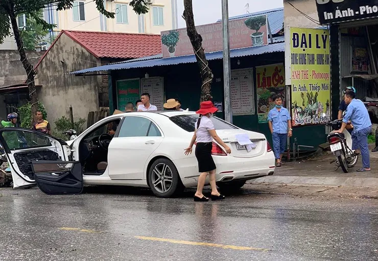 Vụ xe máy tông gãy cửa Mercedes-Benz S400, tiền sửa chữa hết hơn 260 triệu đồng - 2