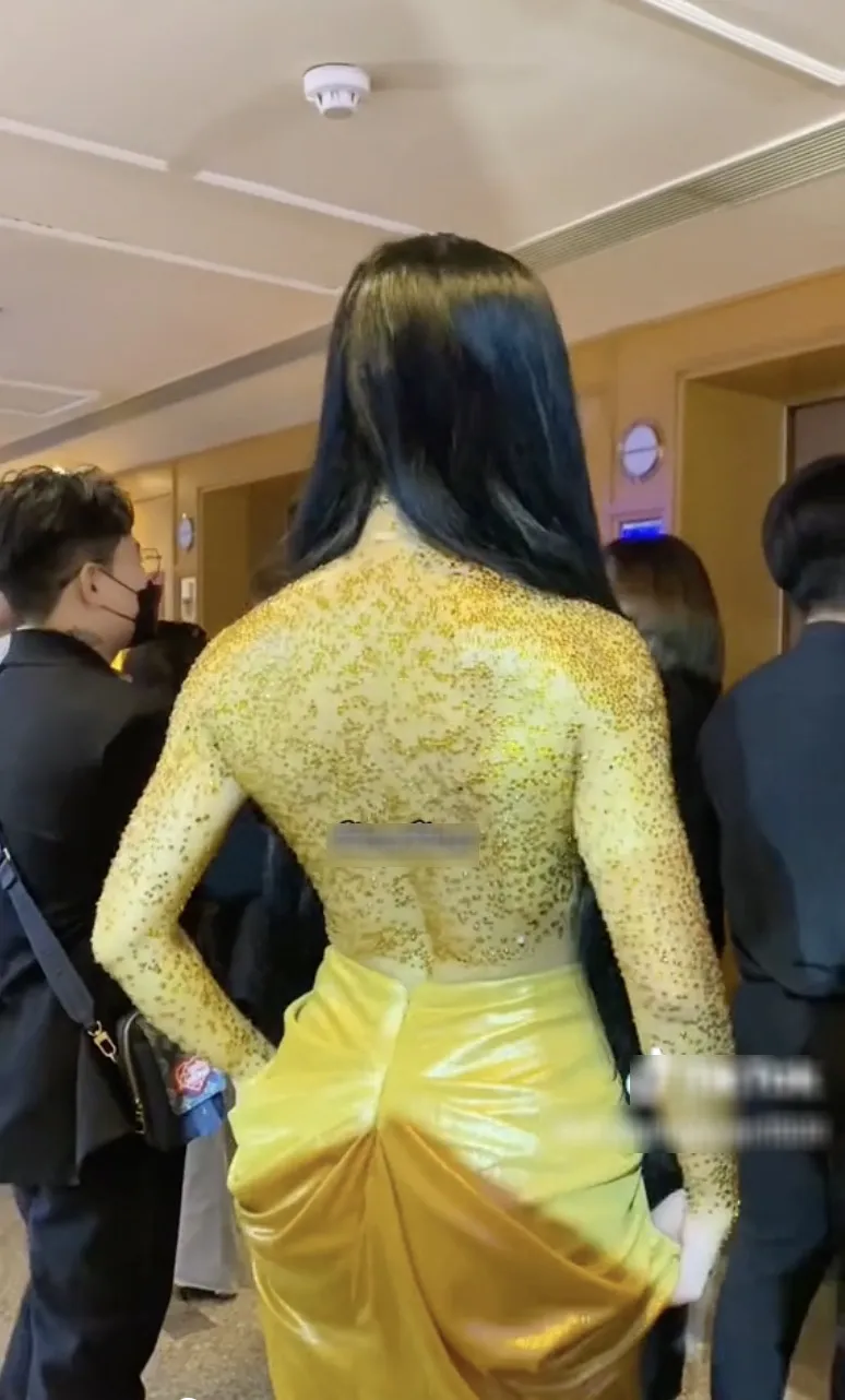 Angela Phương Trinh gây náo loạn thảm đỏ, diện đồ amp;#34;có như khôngamp;#34;, che thân bằng tóc và đá - 4