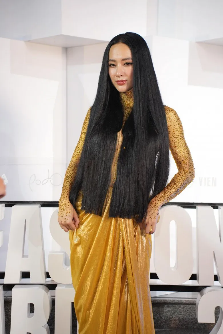 Angela Phương Trinh gây náo loạn thảm đỏ, diện đồ amp;#34;có như khôngamp;#34;, che thân bằng tóc và đá - 5