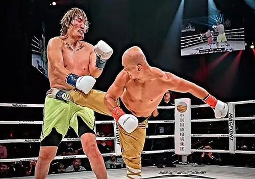 Nháº¥t Long (pháº£i) ra ÄÃ²n knock-out vÃ o chá» kÃ­n cá»§a Choi Hong-man. áº¢nh: Sohu.