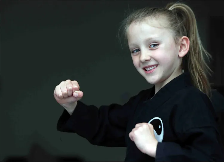 Grace Townsley (Anh) má»i chá» 6 tuá»i nhÆ°ng lÃ  ná»¯ vÃµ sÄ© karate Äai Äen tráº» nháº¥t nÆ°á»c Anh. áº¢nh: Simon Greener