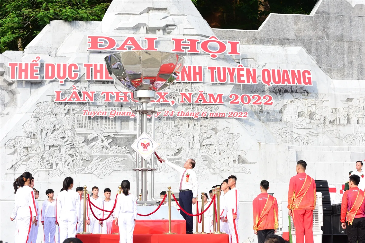  Đồng chí Bí thư Tỉnh ủy Chẩu Văn Lâm thắp sáng đài đuốc Đại hội