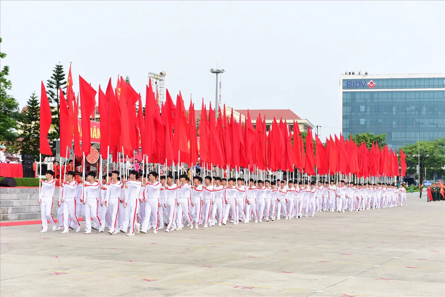 Khối hồng kỳ diễu hành tại Đại hội.