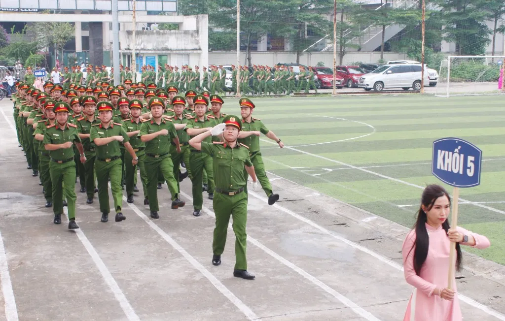 Công an quận Đống Đa kiểm tra điều lệnh, quân sự, võ thuật Công an nhân dân 2024