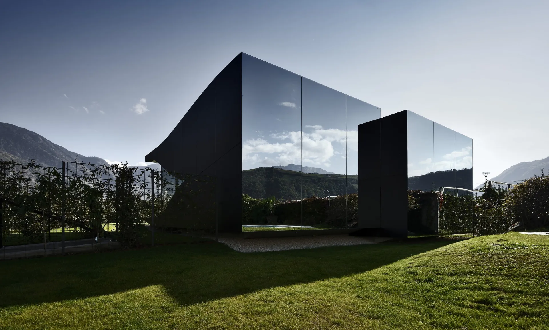 1Mirror-Houses-back-day.11Mirror-Houses-back-day.1