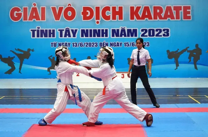 Các VĐV tranh tài tại giải Vô địch Karatedo tỉnh Tây Ninh năm 2023.