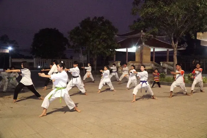 CLB Karatedo ở sân UBND xã Trí Bình do HLV Nguyễn Thị Tuyết Mai trực tiếp giảng dạy.