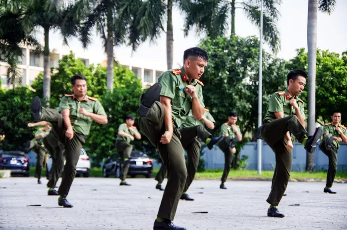 Việc tập luyện điều lệnh, võ thuật thường xuyên không những nâng cao sức khỏe mà còn giúp mỗi cán bộ chiến sĩ có thêm bản lĩnh, mưu trí dũng cảm trong chiến đấu, tích cực bảo vệ mình và chủ động tấn công trấn áp tội phạm