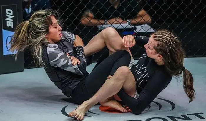  Jessa Khan (trái) thua đồng hương Danielle Kelly ngay lần đầu thượng đài ở One Championship. Ảnh: CTP 