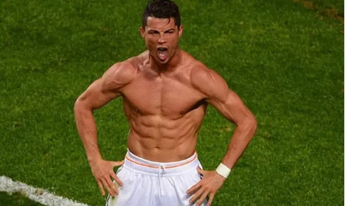 C.Ronaldo khoe cơ bắp nổi cuồn cuộn khiến fan phấn khích.