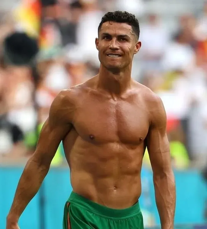 Cơ thể đầy cơ bắp như vận động viên thể hình của Cr7.