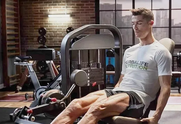 C.Ronaldo sở hữu thân hình tuyệt đẹp nhờ tập luyện trong phòng Gym 3 - 4 tiếng mỗi ngày (tập 5 ngày/tuần).