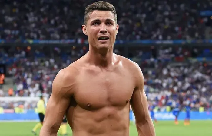 Ronaldo thường xuyên khoe ra hình thể "nam thần" đáng ngưỡng mộ của mình.