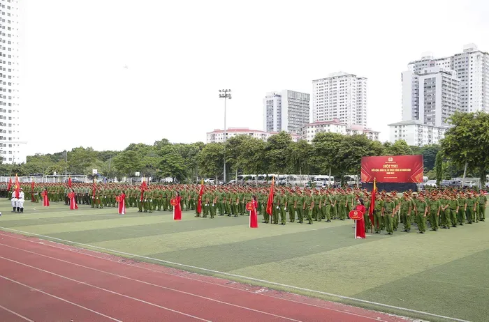 Hội thi Điều lệnh, quân sự, võ thuật Công an nhân dân năm 2023 đã thu hút 9 đội tuyển thuộc 12 cụm thi đua trong Công an thành phố Hà Nội, với gần 500 cán bộ, chiến sĩ các đơn vị tham gia