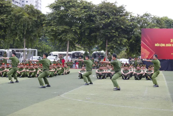 Các chiến sỹ thực hiện Mai hoa quyền uyển chuyển và tinh tế